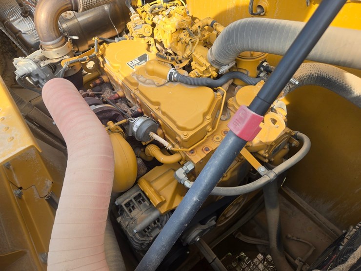 2019-caterpillar-320-image-28