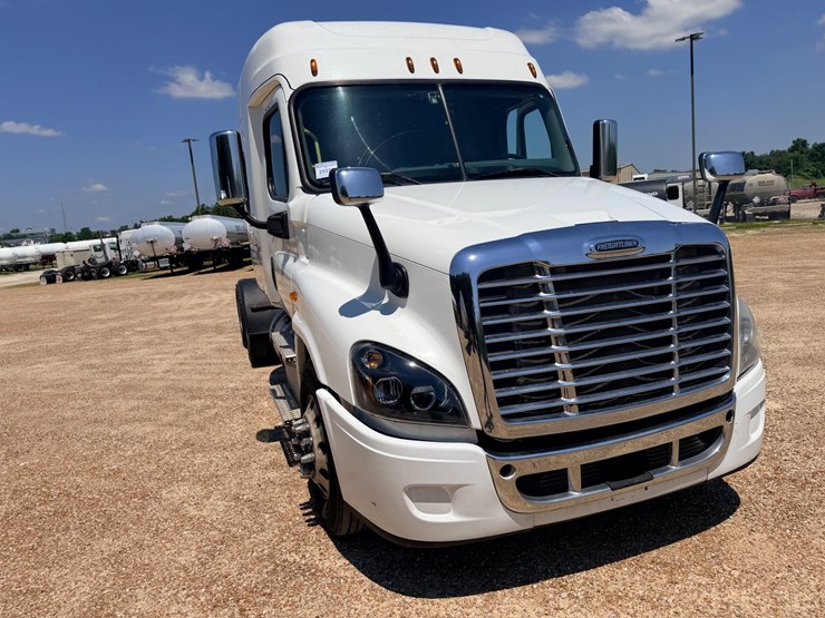 2016-freightliner-cascadia-125-image-24