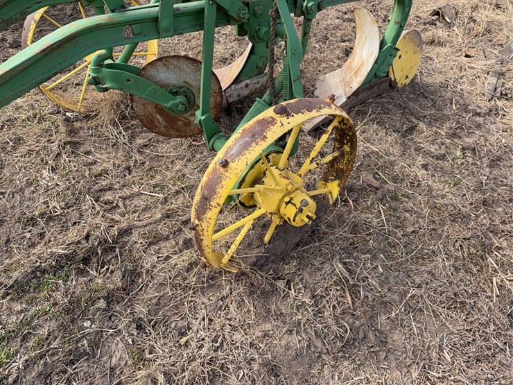 john-deere-pull-type-two-bottom-plow-image-9