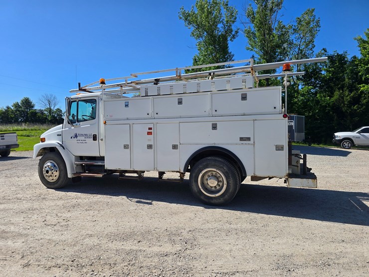 2001-freightliner-fl70-image-8