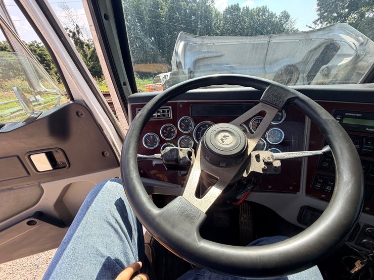 2016-western-star-4700-image-128