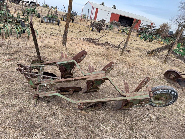 john-deere-three-bottom-three-point-plow-image-2