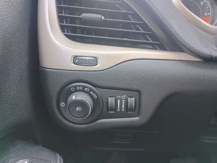2014-jeep-cherokee-image-58