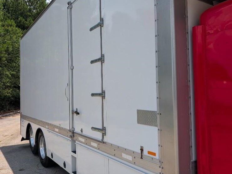 2009-peterbilt-335-image-10