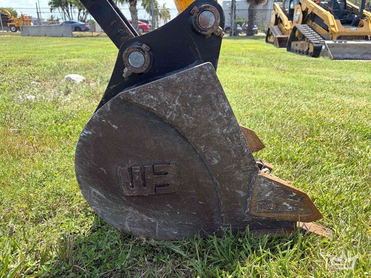 2025-jcb-35z-1-image-13