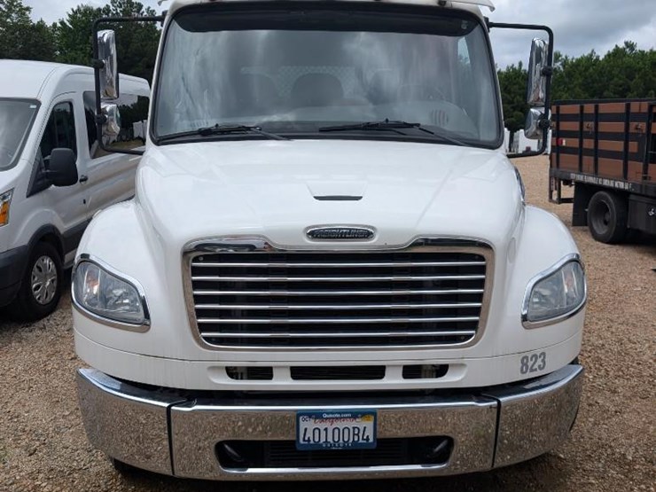 2018-freightliner-m2-stakebed-truck-image-26