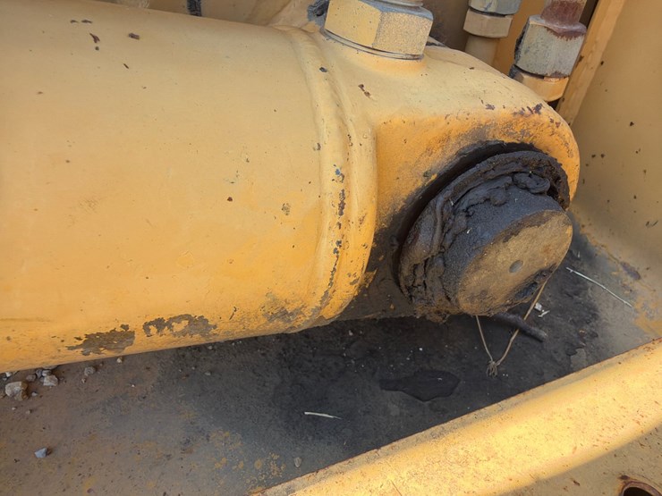 2000-deere-710d-image-47