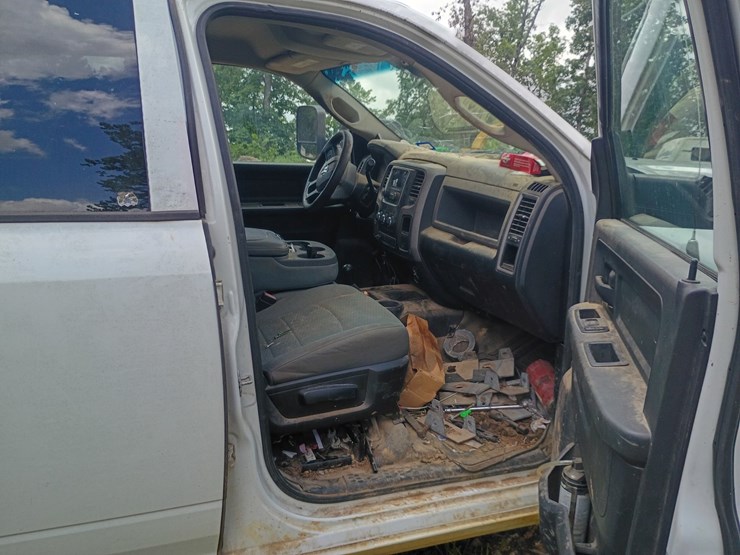 2014-dodge-3500-image-27