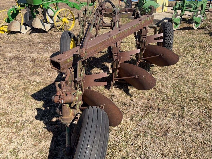 john-deere-pull-type-three-bottom-plow-image-4