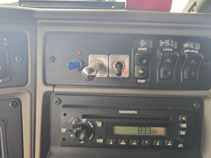 2010-kenworth-t2000-image-65