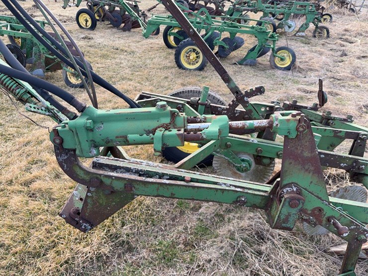 john-deere-pull-type-three-bottom-plow-image-15
