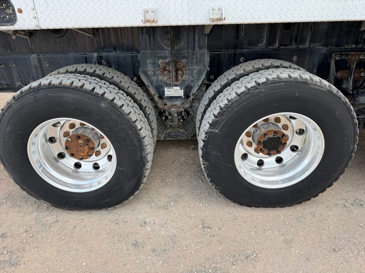 2019-peterbilt-567-image-6