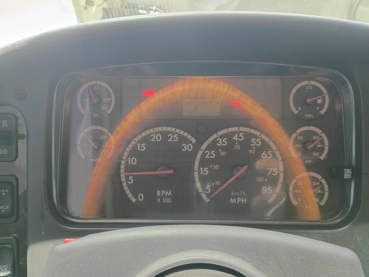2008-freightliner-m2-106-image-55