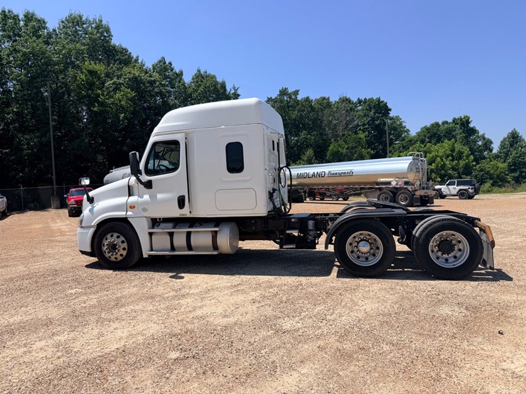 2016-freightliner-cascadia-125-image-7