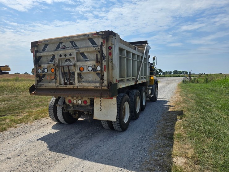 2002-mack-rd688s-image-15