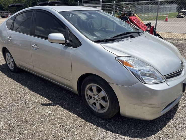 #64-•-2005-toyota-prius-image-3