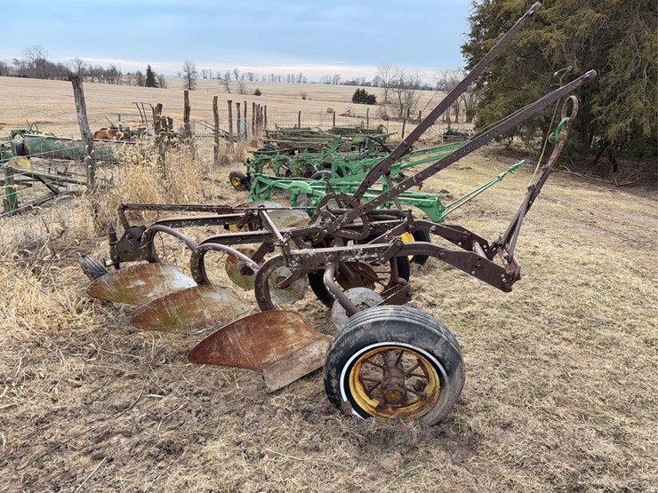 john-deere-pull-type-three-bottom-plow-image-2