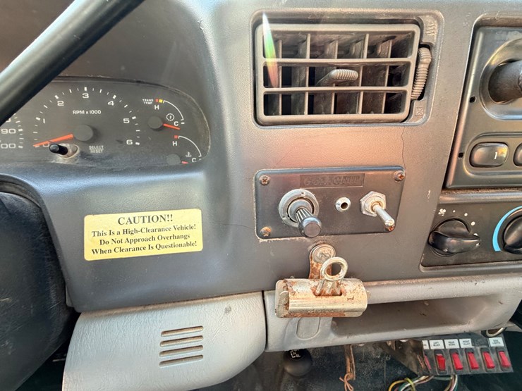 2003-ford-f550-image-56