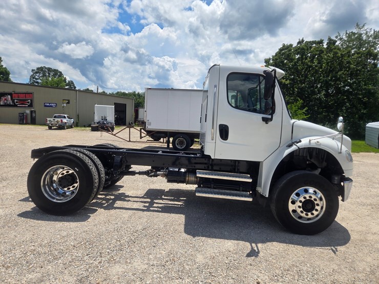 2018-freightliner-m2-106-image-15