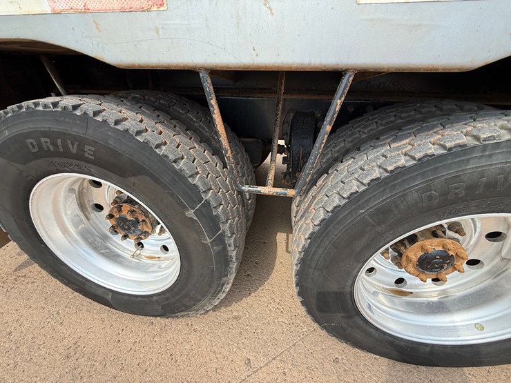 2019-peterbilt-389-image-34