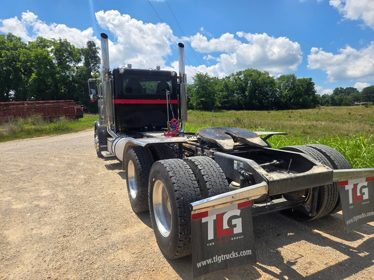 2016-peterbilt-389-image-11