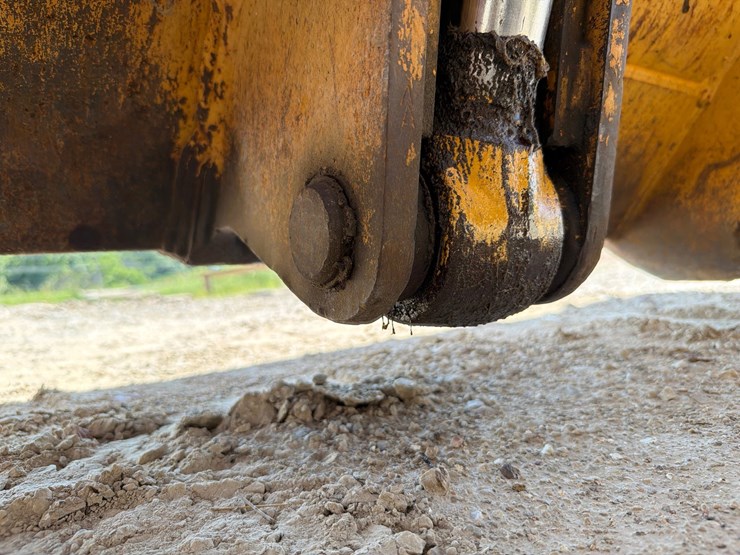 2000-deere-710d-image-54