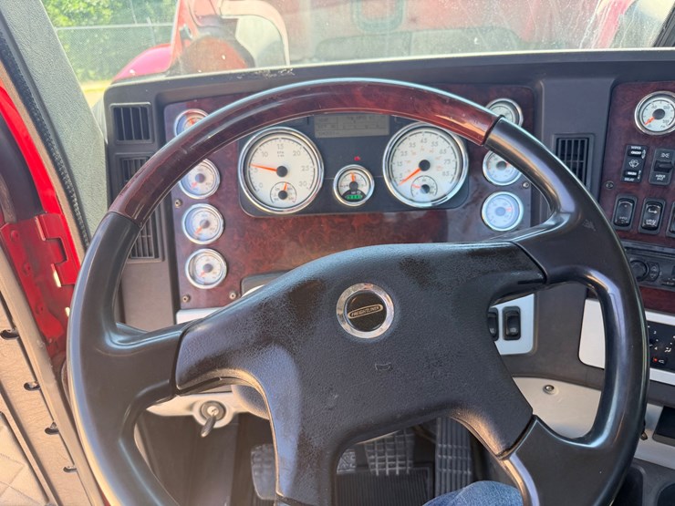 2016-freightliner-122sd-image-103