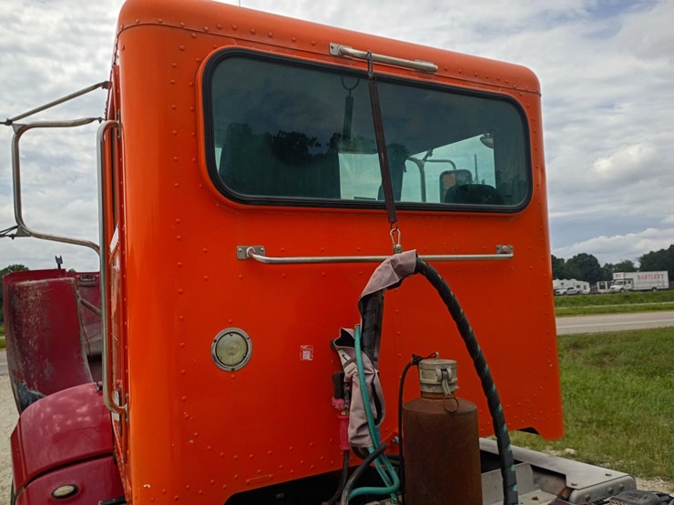 2012-peterbilt-384-image-71