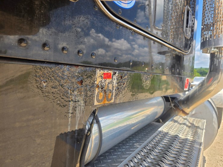 2016-peterbilt-389-image-85