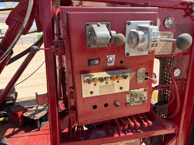 1980-taylor-4-axle-well-service-rig-image-20