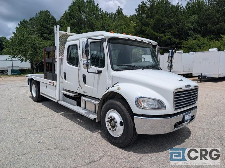 2011-freightliner-m2-stakebed-truck-image-27