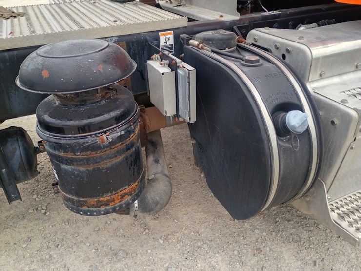 2012-peterbilt-384-image-76