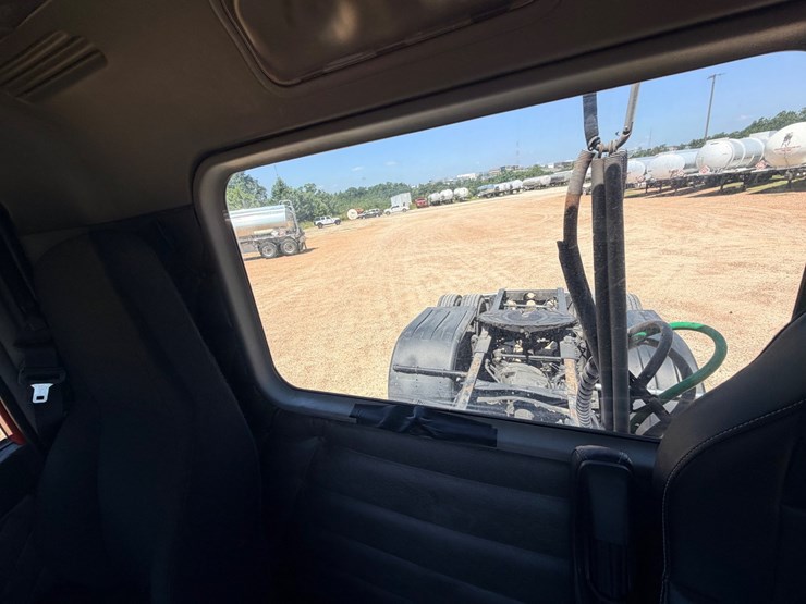 2016-freightliner-122sd-image-115