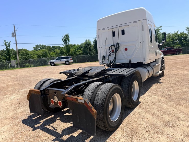 2016-freightliner-cascadia-125-image-14