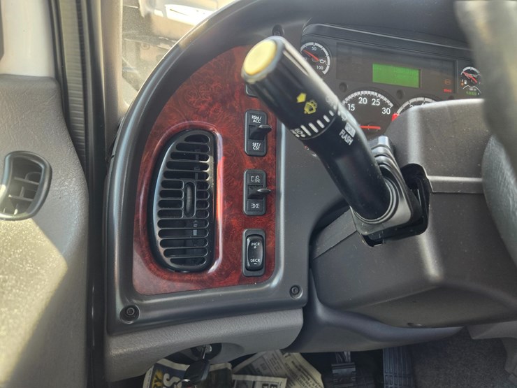 2018-freightliner-m2-106-image-55