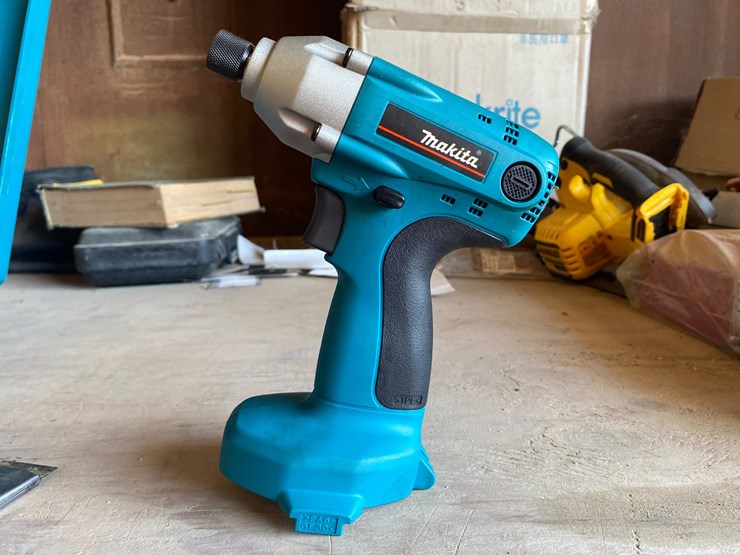 #3409-•-makita-impact-driver-with-battery-and-charger-image-4