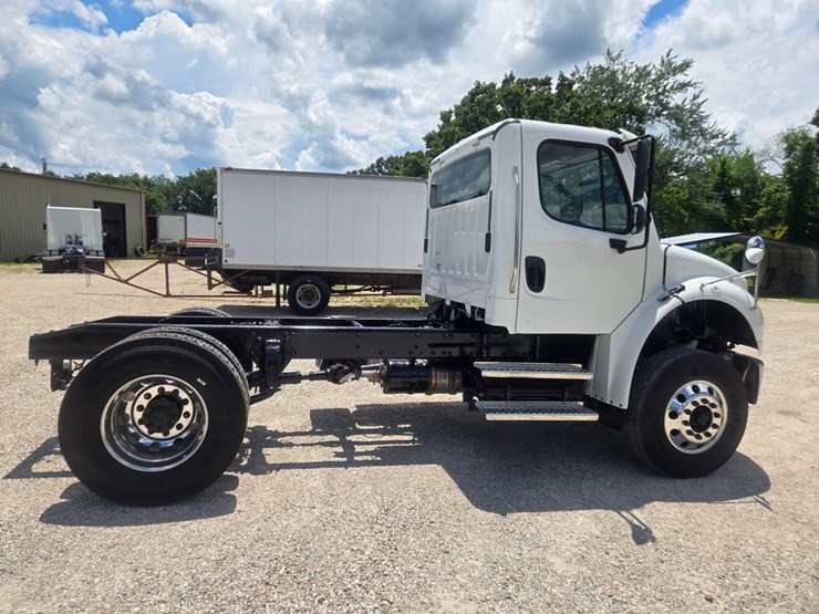 2018-freightliner-m2-106-image-14