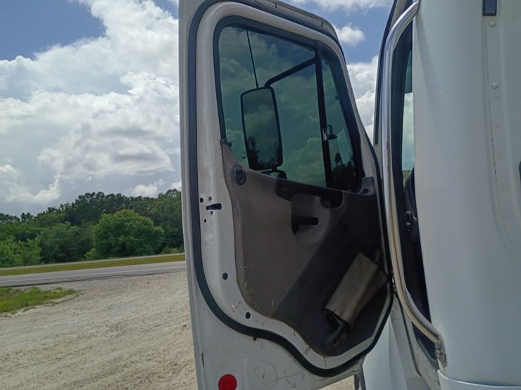 2008-freightliner-m2-106-image-33