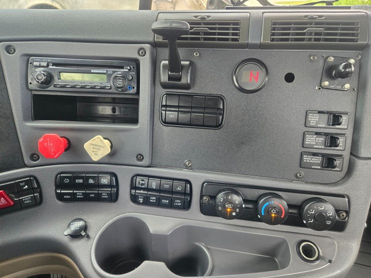 2012-freightliner-cascadia-113-image-51