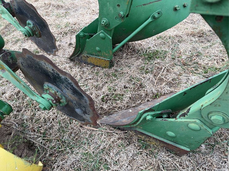 john-deere-three-point-three-bottom-plow-image-16