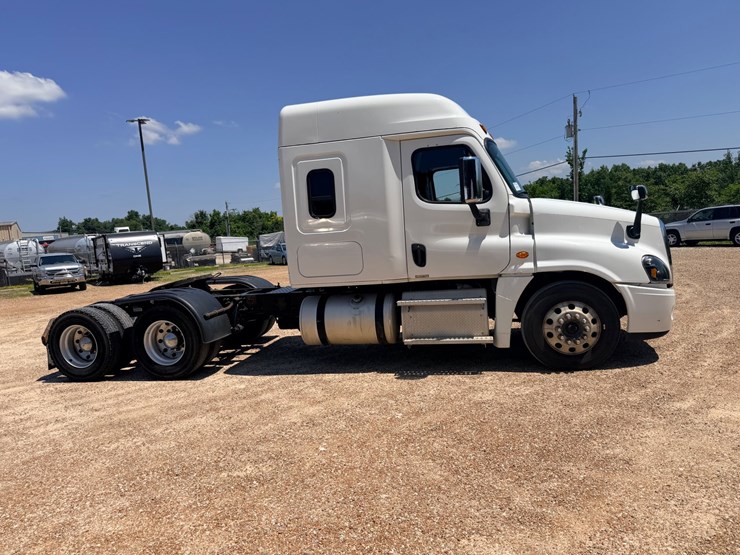 2016-freightliner-cascadia-125-image-20