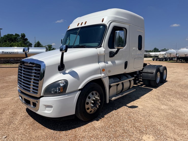2016-freightliner-cascadia-125-image-3