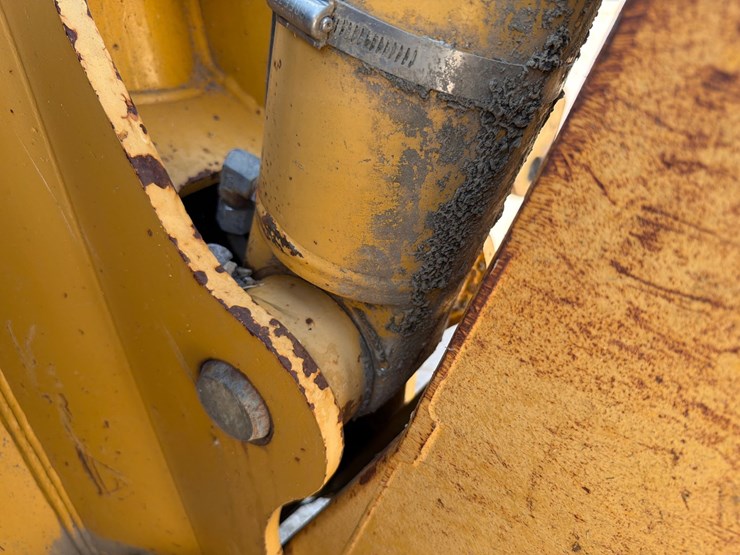 2000-deere-710d-image-95