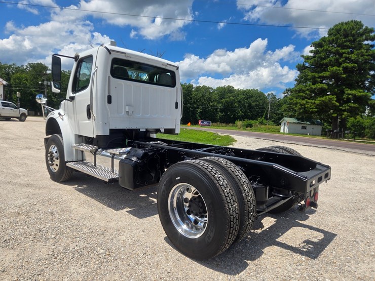 2018-freightliner-m2-106-image-8