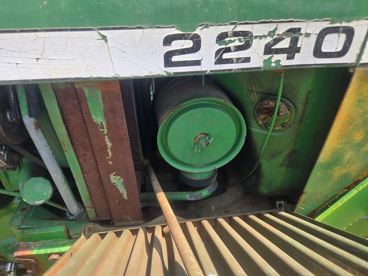 john-deere-2240-image-19