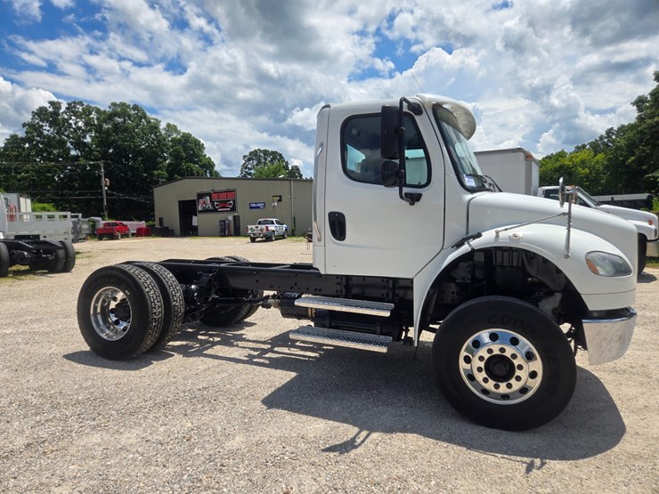 2018-freightliner-m2-106-image-16