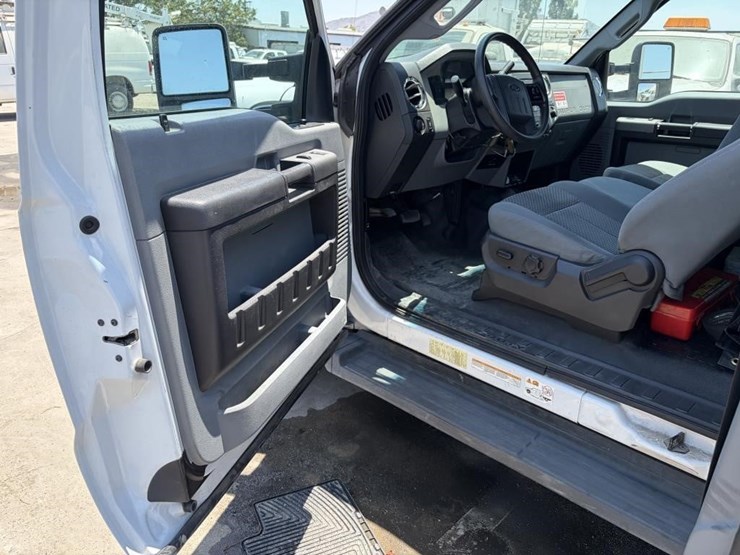 2012-ford-f550-image-24