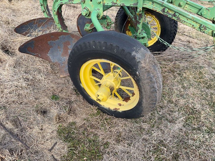 john-deere-pull-type-two-bottom-plow-image-8