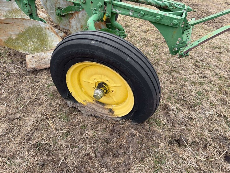 john-deere-pull-type-three-bottom-plow-image-8
