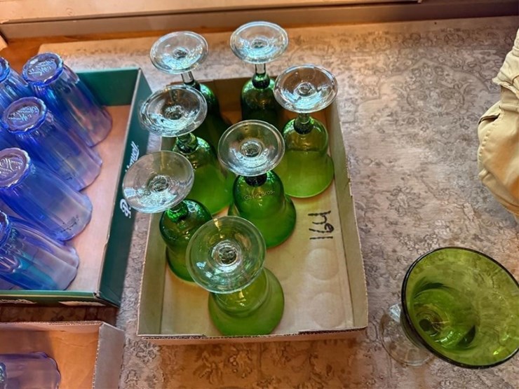 (8)-green-stemware-glasses-image-4
